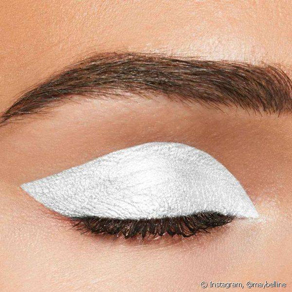 O l?pis prata pode ajudar na hora de colorir os olhos com precis?o (Foto: Instagram @maybelline)
